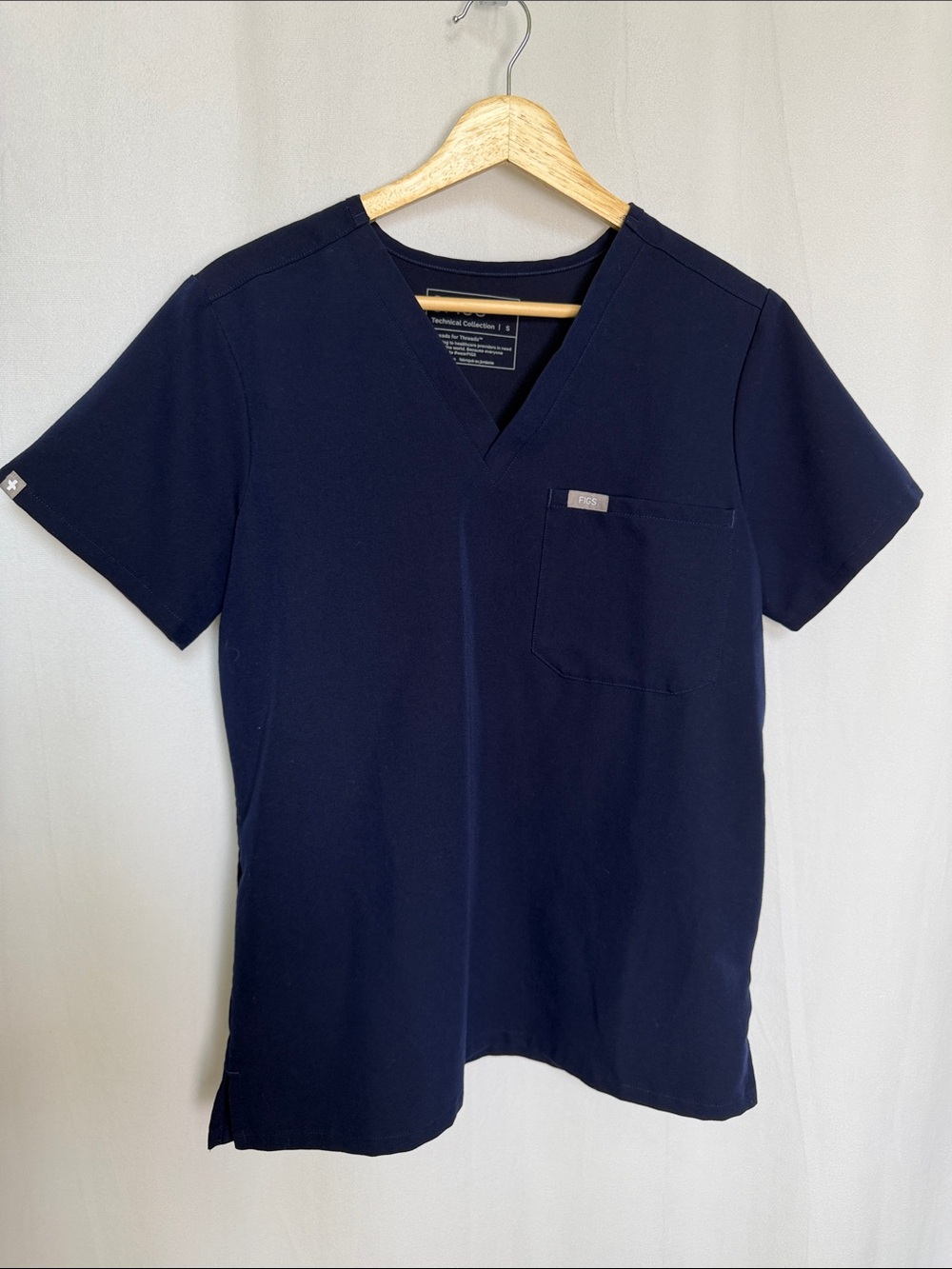 FIGS Women's Catarina Navy V-Neck Scrub Top Size S Short Sleeve Pocket Technical